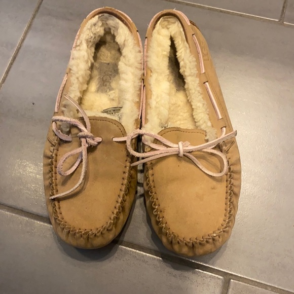 UGG | Shoes | Ugg Dakota Slippers Size 6